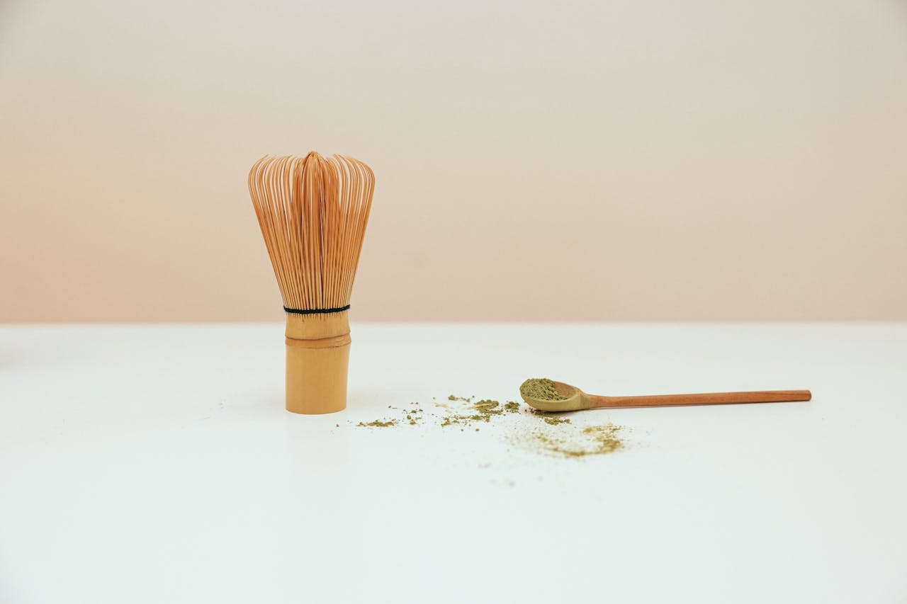 Matcha amer : les causes (eau, dose, qualité) + solution douce immédiate Image